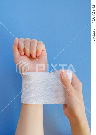 包帯を巻く手 41672842