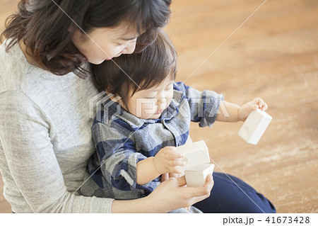 積み木で遊ぶ親子 41673428