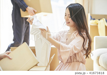女性　引っ越し 41673818