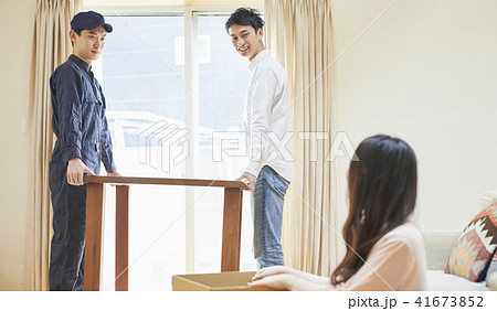 カップル 引っ越しの写真素材
