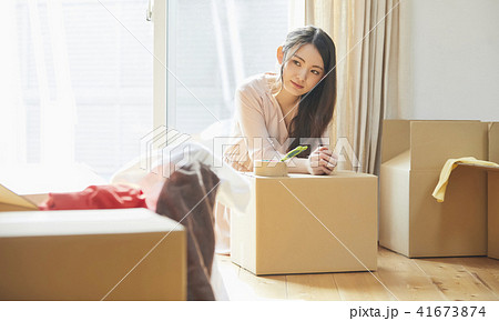 女性　引っ越し 41673874