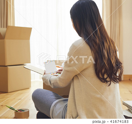 女性 引っ越し 女性 引っ越し 41674183