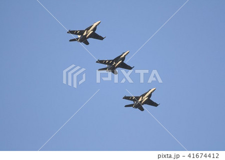青空を編隊飛行する米海軍の空母艦載機F/A-18Eスーパーホーネット戦闘攻撃機 41674412