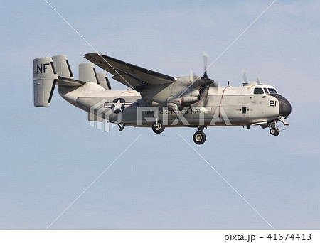 青空を飛行する米海軍の空母艦載機C-2Aグレイハウンド輸送機 青空を飛行する米海軍の空母艦載機C-2Aグレイハウンド輸送機 41674413
