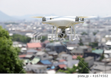 ドローン　小型無人機　町並み　風景 41674502
