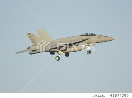 青空を旋回飛行する米海軍の空母艦載機F/A-18Eスーパーホーネット戦闘攻撃機 41674796