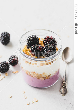 Healthy breakfast parfait with blackberry, yogurt and granola Healthy breakfast parfait with blackberry, yogurt and granola 41675020