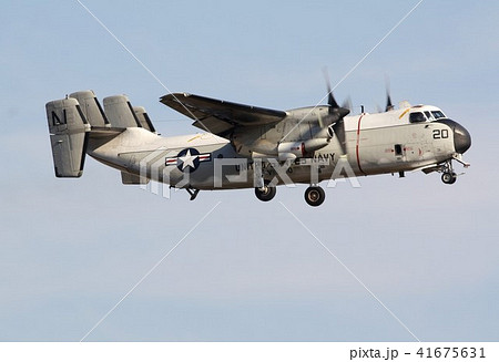 青空を飛行する米海軍の空母艦載機C-2Aグレイハウンド輸送機 青空を飛行する米海軍の空母艦載機C-2Aグレイハウンド輸送機 41675631