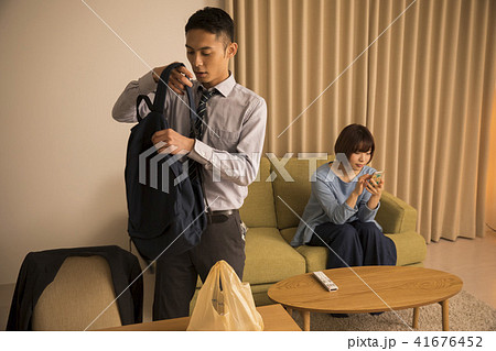 遅い帰宅の夫を無視する妻 遅い帰宅の夫を無視する妻 41676452