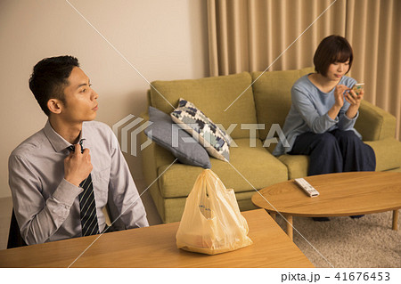 遅い帰宅の夫を無視する妻 41676453