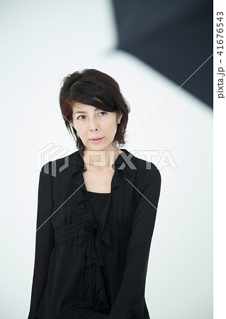スタイリッシュな50代女性 41676543