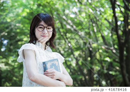 読書　ライフスタイル　散歩　散策　ポートレート　女性　新緑 41678416