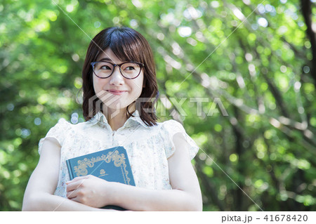 読書　ライフスタイル　散歩　散策　ポートレート　女性　新緑 41678420