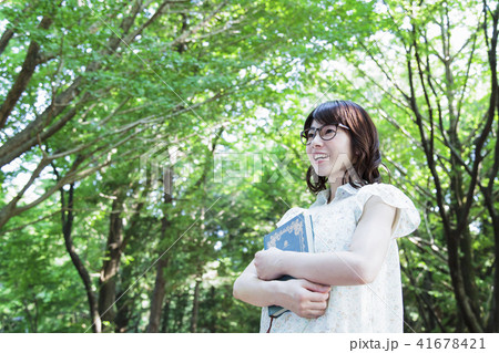 読書　ライフスタイル　散歩　散策　ポートレート　女性　新緑 41678421