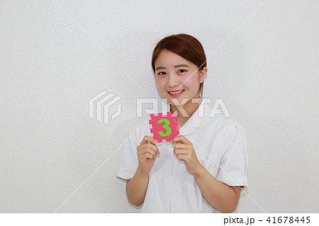 数字プレートカワイイ女性一人３ 41678445