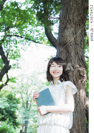読書 ライフスタイル 散歩 散策 ポートレート 女性 新緑 読書 ライフスタイル 散歩 散策 ポートレート 女性 新緑 41678452