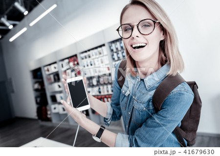 Pretty young woman showing a lovely smartphone 41679630