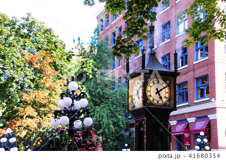 バンクーバーの蒸気時計と街並みの写真素材