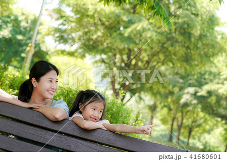 天真爛漫 母娘 子供の写真素材