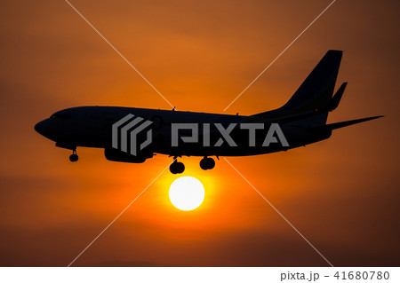 夕日と飛行機 夕日と飛行機 41680780