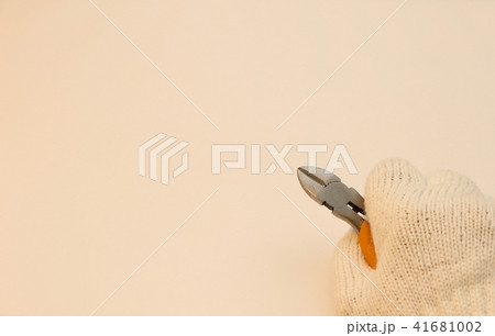 軍手をはめた手で持ったニッパー 41681002