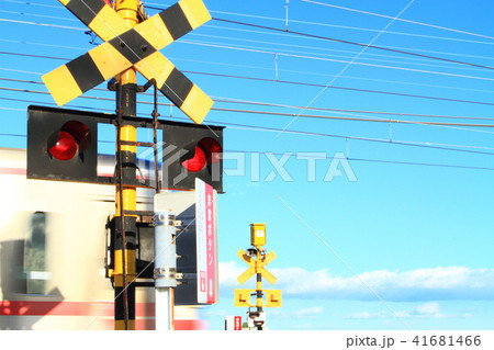 踏切を通過する電車 41681466