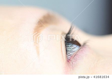 まつげエクステのメンテをする女性のまつげ イメージ 41681634