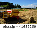 コンバインと秋の空 41682269