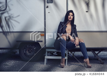 Woman outdoors 41684044