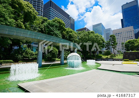 青空が広がる和田倉噴水公園と丸の内ビル街 41687317