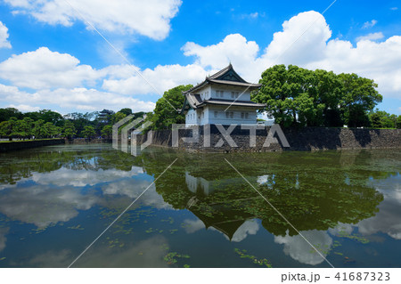 皇居の巽櫓と桔梗濠に映える景観 41687323