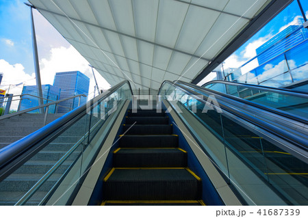 東京駅八重洲口　グランルーフ二階へのエスカレーター 41687339