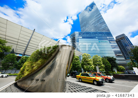東京駅八重洲口　駅前の緑と青空 41687343
