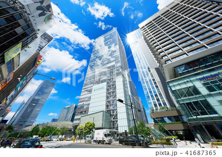 青空が広がる東京駅八重洲口と大丸 青空が広がる東京駅八重洲口と大丸 41687365