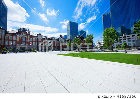 東京駅丸の内駅前広場とkitteの写真素材