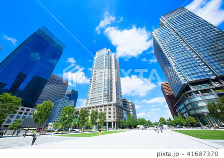 東京駅丸の内駅前広場と高層ビル街 41687370