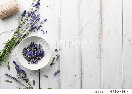 Lavender flowers on white wooden planks 41688608