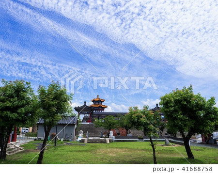 青空の下に中華風建物 41688758