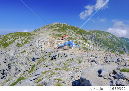 木曽駒ケ岳山頂付近の山小屋 木曽駒ケ岳山頂付近の山小屋 41689392