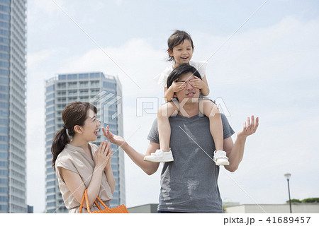 人物、娘、父親、家族、ファミリー、仲良し、男性、女の子、子供、パパ、お父さん、父、親子、ポートレート 41689457