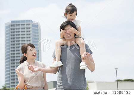 人物、娘、父親、家族、ファミリー、仲良し、男性、女の子、子供、パパ、お父さん、父、親子、ポートレート 41689459