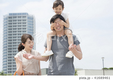 人物、娘、父親、家族、ファミリー、仲良し、男性、女の子、子供、パパ、お父さん、父、親子、ポートレート 41689461