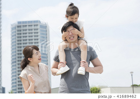 人物、娘、父親、家族、ファミリー、仲良し、男性、女の子、子供、パパ、お父さん、父、親子、ポートレート 41689462