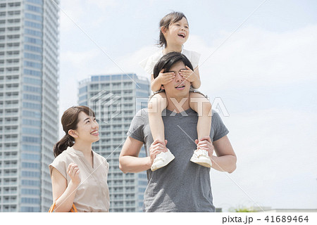 人物、娘、父親、家族、ファミリー、仲良し、男性、女の子、子供、パパ、お父さん、父、親子、ポートレート 人物、娘、父親、家族、ファミリー、仲良し、男性、女の子、子供、パパ、お父さん、父、親子、ポートレート 41689464