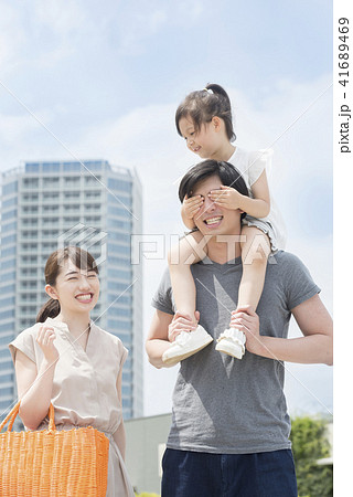 人物、娘、父親、家族、ファミリー、仲良し、男性、女の子、子供、パパ、お父さん、父、親子、ポートレート 41689469