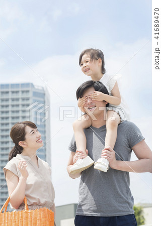 人物、娘、父親、家族、ファミリー、仲良し、男性、女の子、子供、パパ、お父さん、父、親子、ポートレート 人物、娘、父親、家族、ファミリー、仲良し、男性、女の子、子供、パパ、お父さん、父、親子、ポートレート 41689470