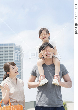 人物、娘、父親、家族、ファミリー、仲良し、男性、女の子、子供、パパ、お父さん、父、親子、ポートレート 41689471