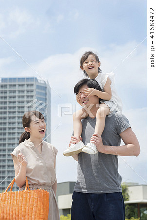 人物、娘、父親、家族、ファミリー、仲良し、男性、女の子、子供、パパ、お父さん、父、親子、ポートレート 41689472