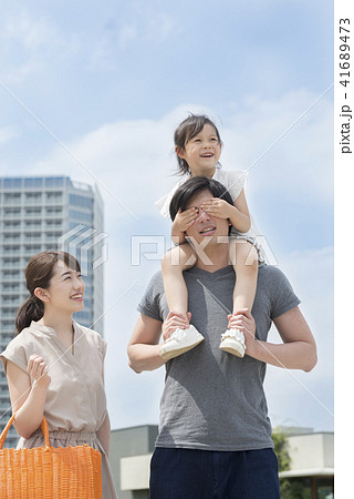 人物、娘、父親、家族、ファミリー、仲良し、男性、女の子、子供、パパ、お父さん、父、親子、ポートレート 41689473