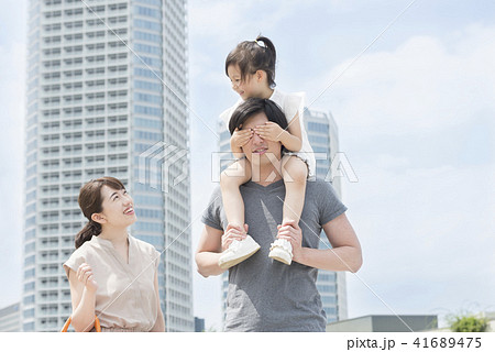人物、娘、父親、家族、ファミリー、仲良し、男性、女の子、子供、パパ、お父さん、父、親子、ポートレート 人物、娘、父親、家族、ファミリー、仲良し、男性、女の子、子供、パパ、お父さん、父、親子、ポートレート 41689475